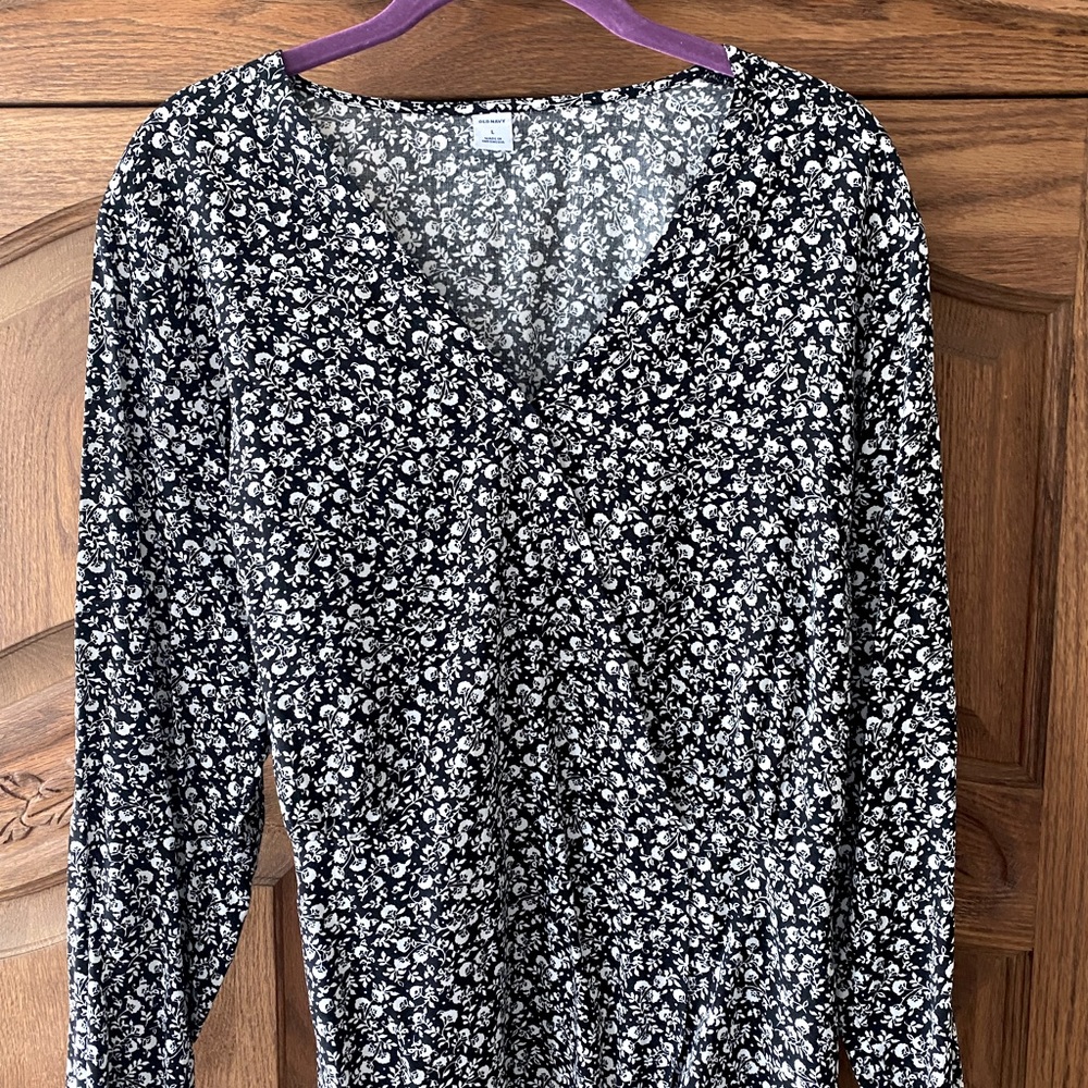 Size Large/ flower pattern long sleeve cotton blouse. Flattering gathered waist.